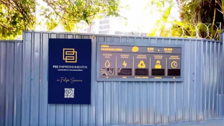Placa para obras - FSS Empreendimentos. Identidade Visual para mercado imobiliário criada por Andréa Martins, AMartins Design